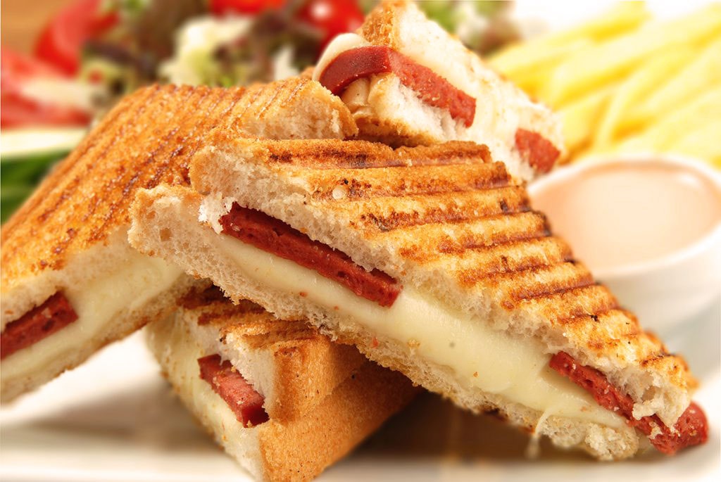 Kaşarlı sucuklu dilim tost 