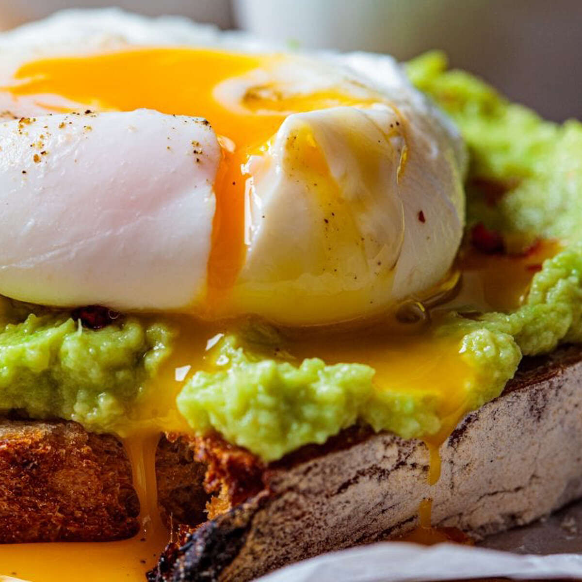 POACHED EGG WITH AVOCADO 
