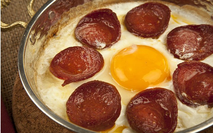 SAHANDA SUCUKLU YUMURTA