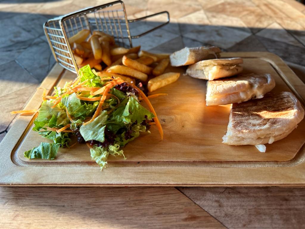 Bazlama Kaşarlı Tost