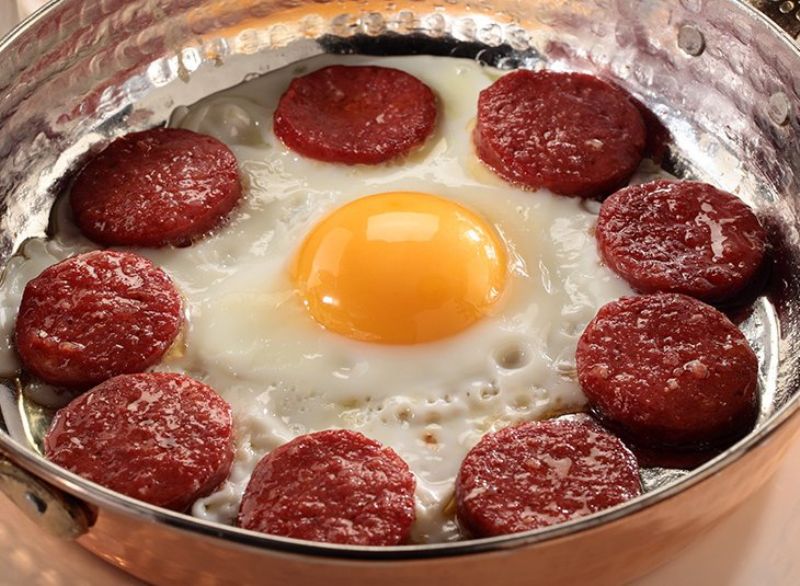 Sahanda Sucuklu Yumurta (dana sucuk)