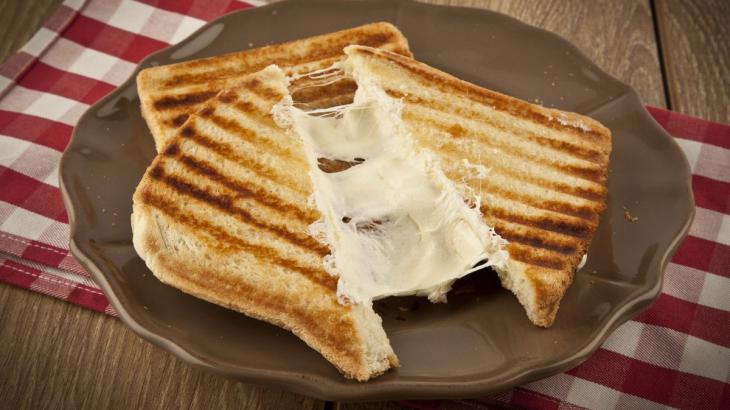 Yarım Ekmek Kaşarlı Tost + Ayran