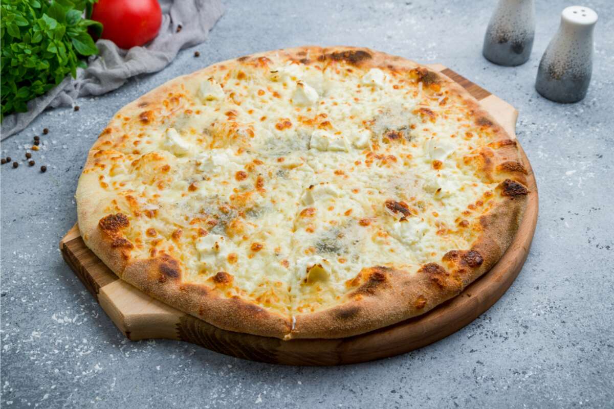 Üç Peynirli Pizza / Three-Cheese Pizza