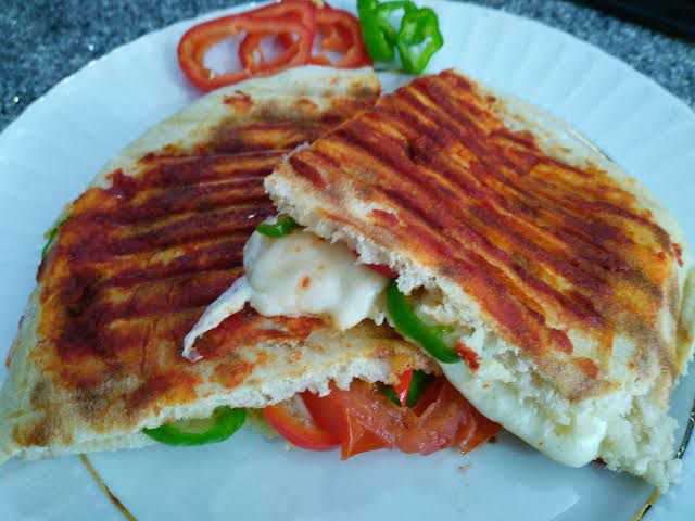 BAZLAMA EKMEĞİNE BEYAZ PEYNİRLİ TOST