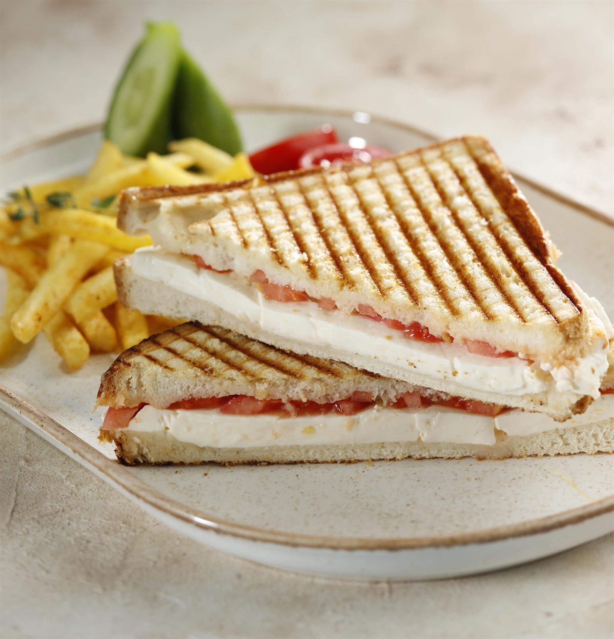 Beyaz Peynirli ve Domatesli Tost