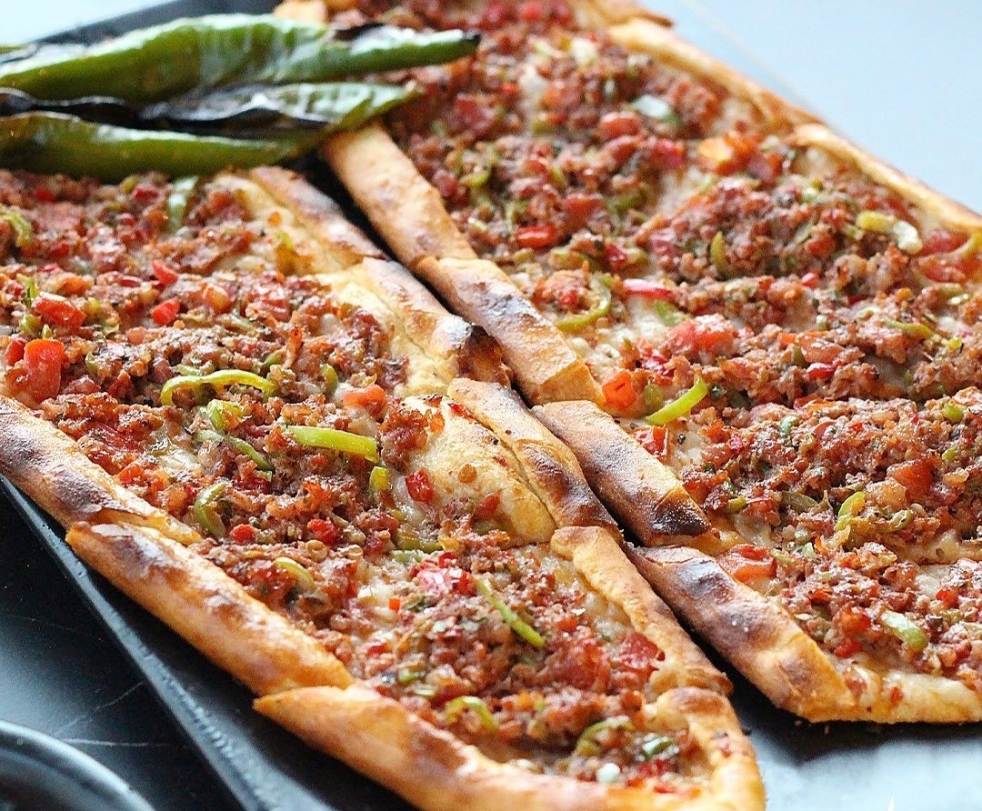 Kıymalı Kaşarlı Pide
