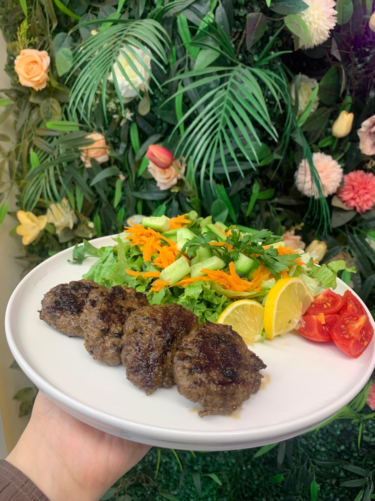 Izgara Köfte Salata Menü