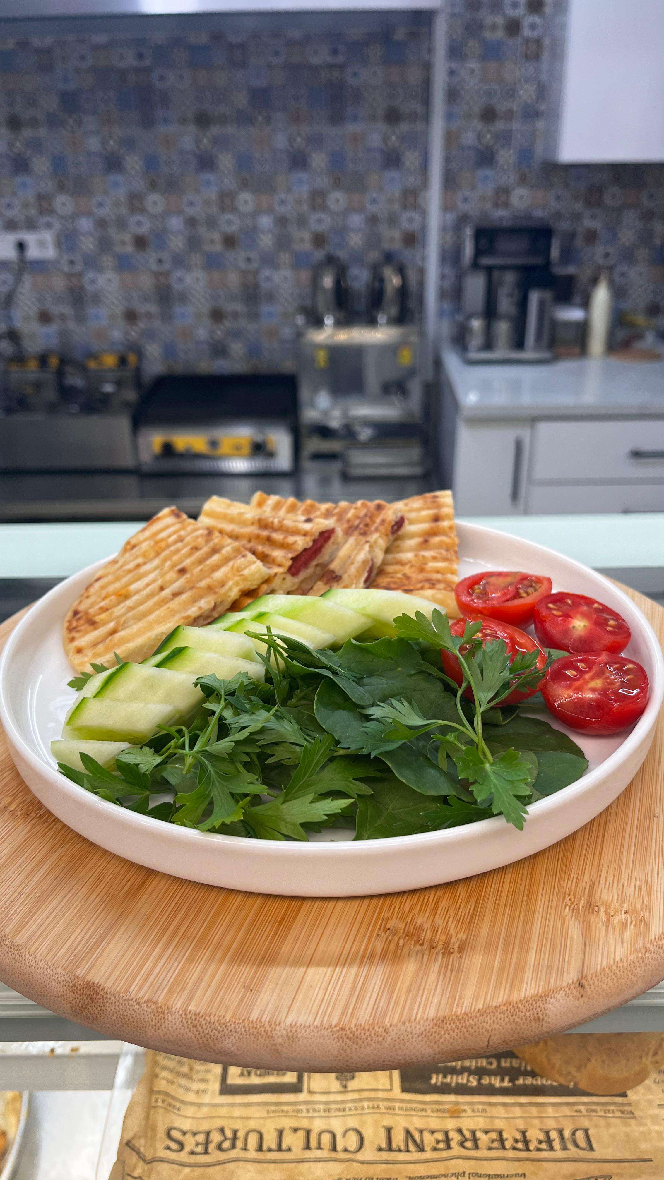Bazlama Tost Tabağı Kaşarlı