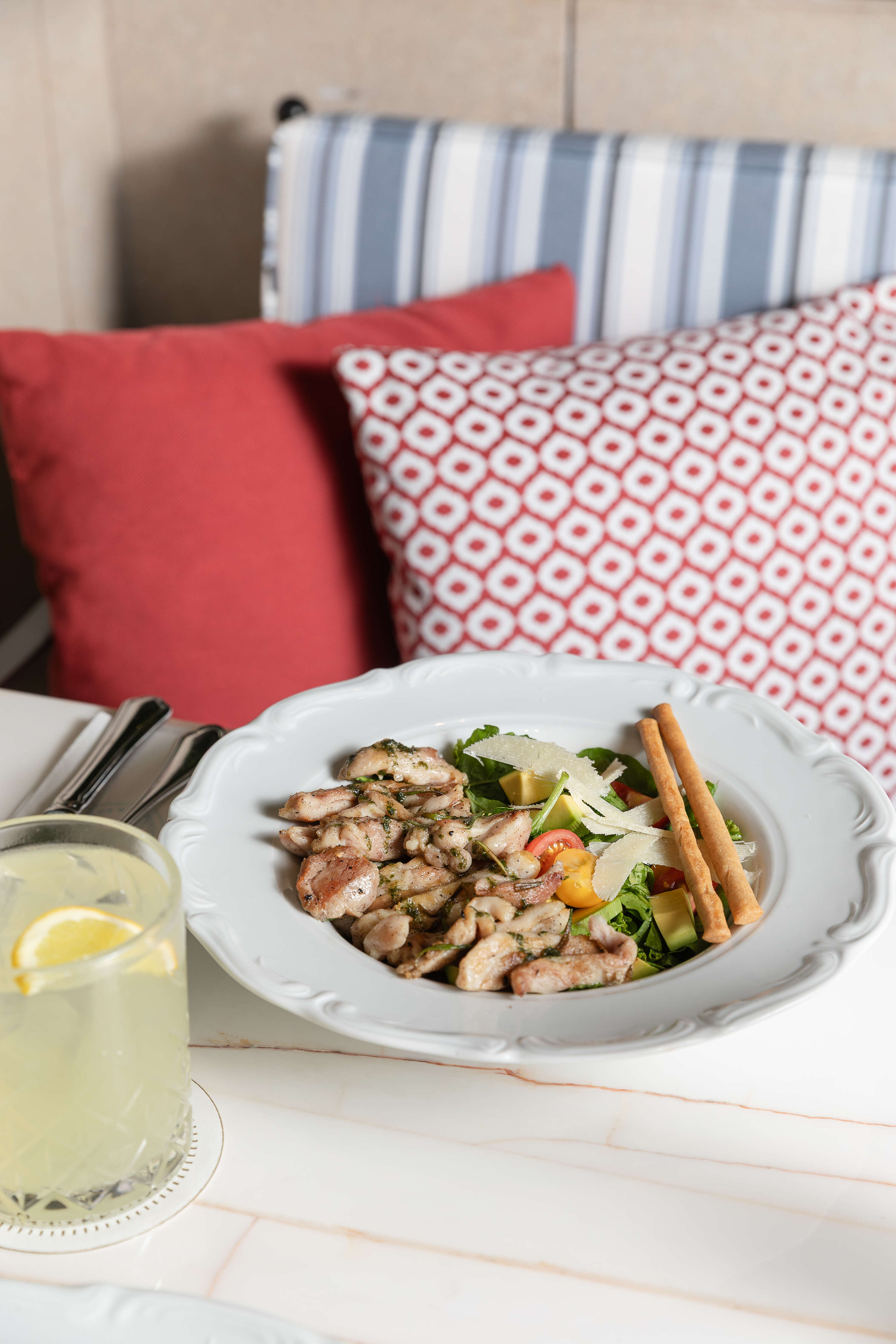 FESLEĞENLİ IZGARA TAVUK SALATASI / GRILLED CHICKEN SALAD