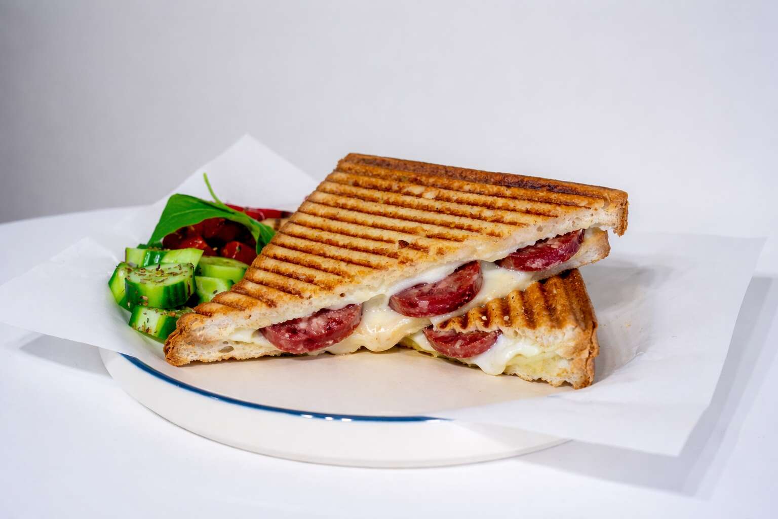 Beyaz Peynir ve Sucuklu Tost