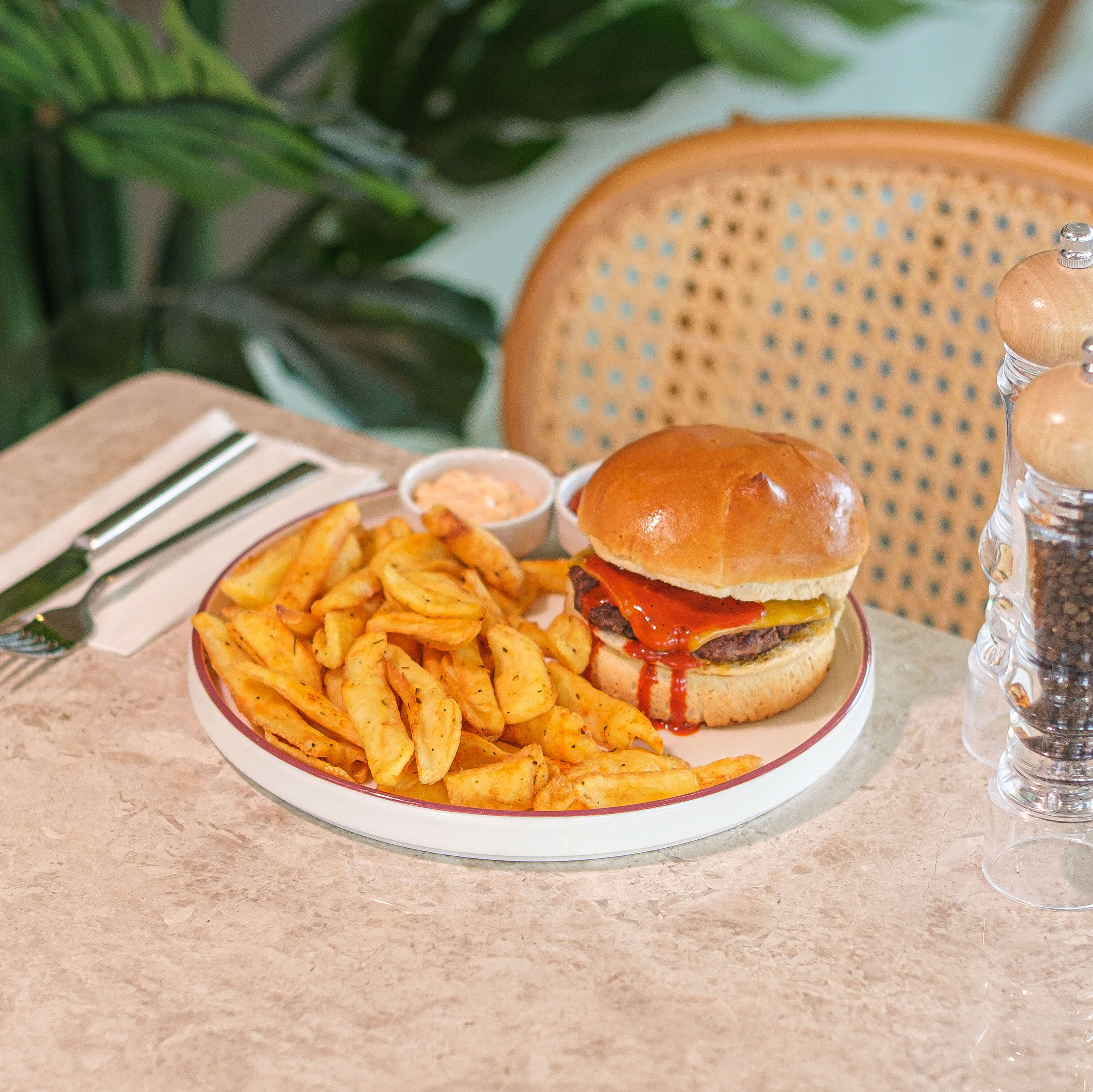 Trüf Mantarlı Acılı Burger