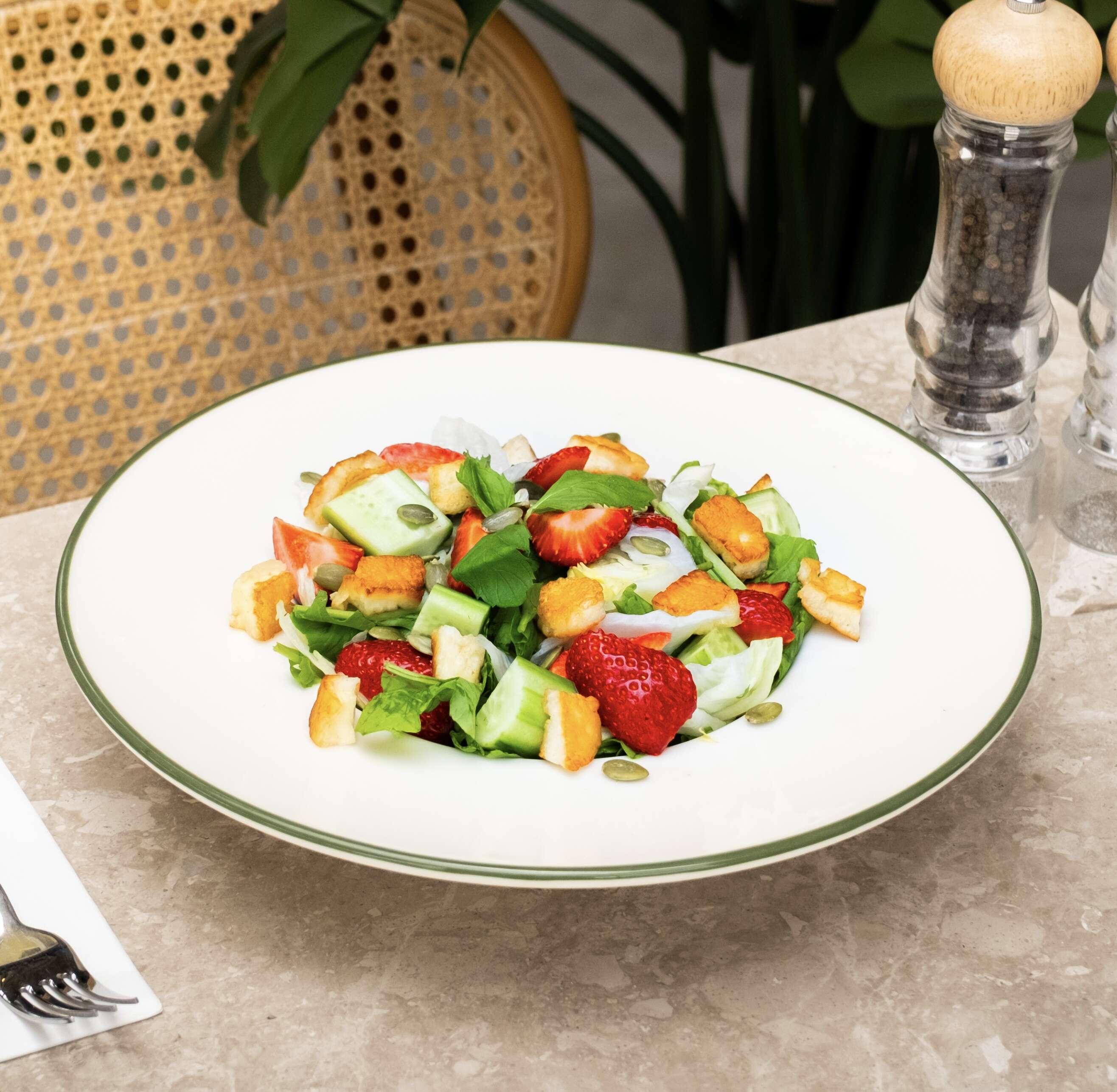 Çilekli roka salatası