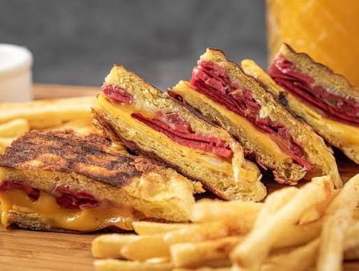 BAZLAMA SUCUKLU TOST