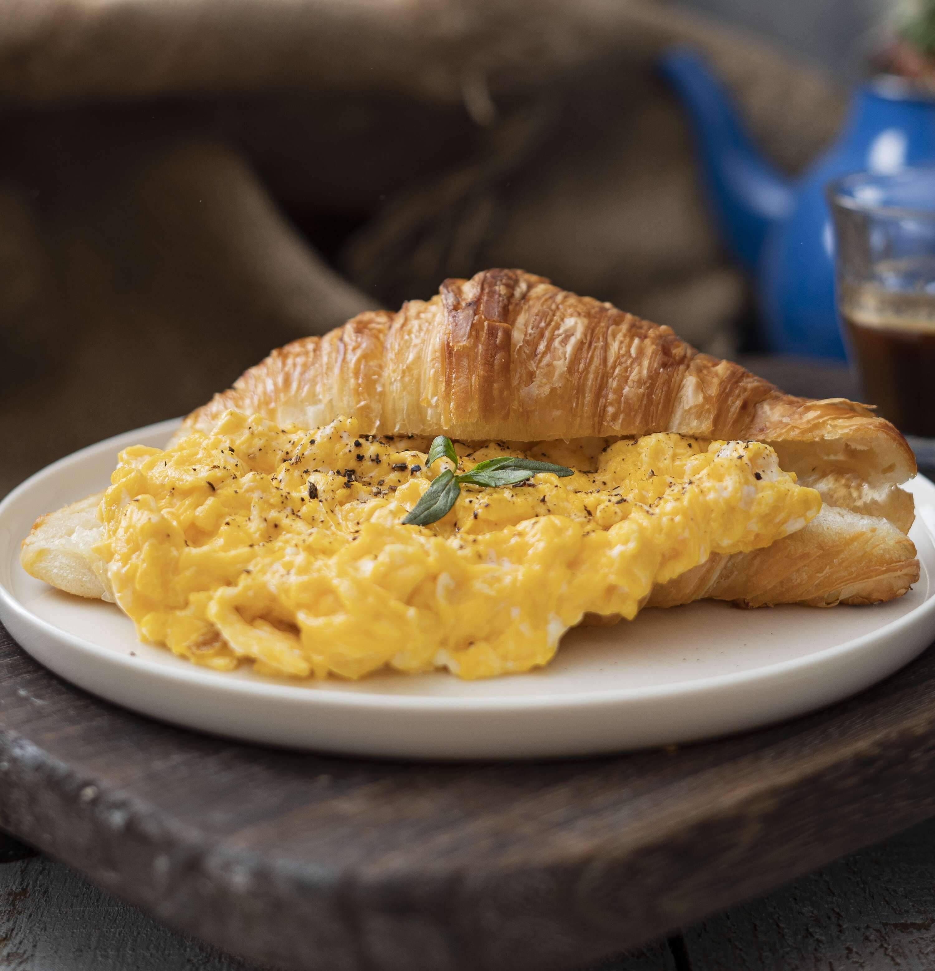 Kruvasan & Çırpılmış Yumurta / Croissant & Scrambled Egg
