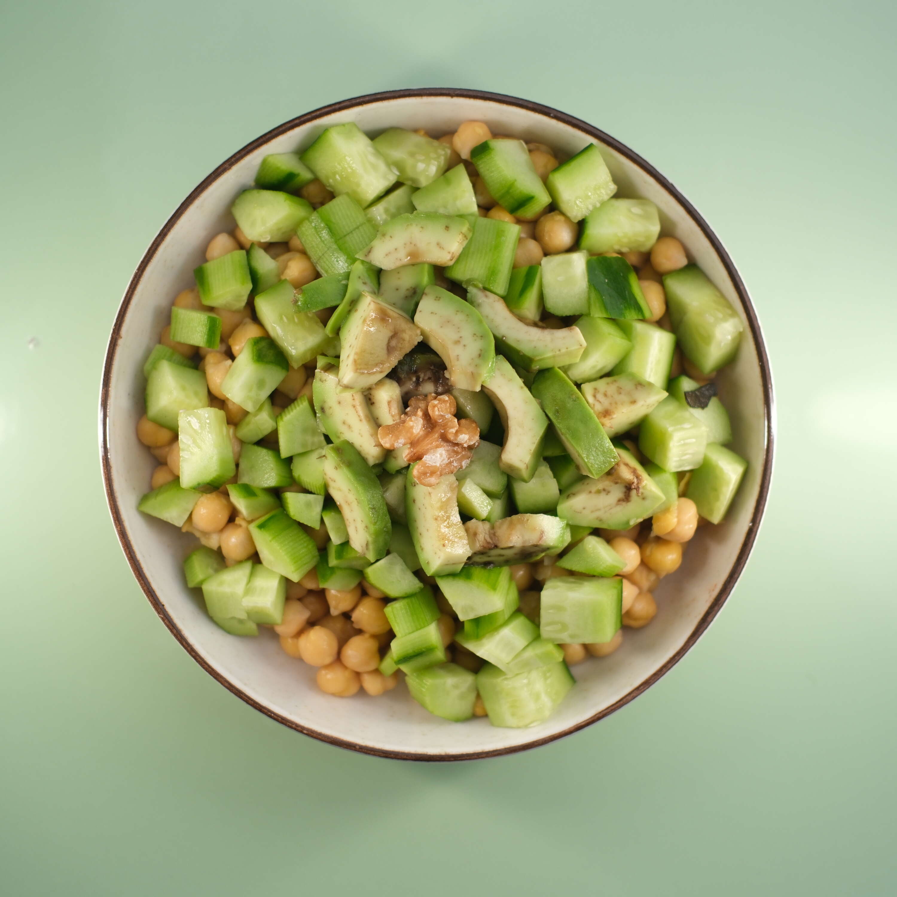 Nohutlu Avokado Salatası 