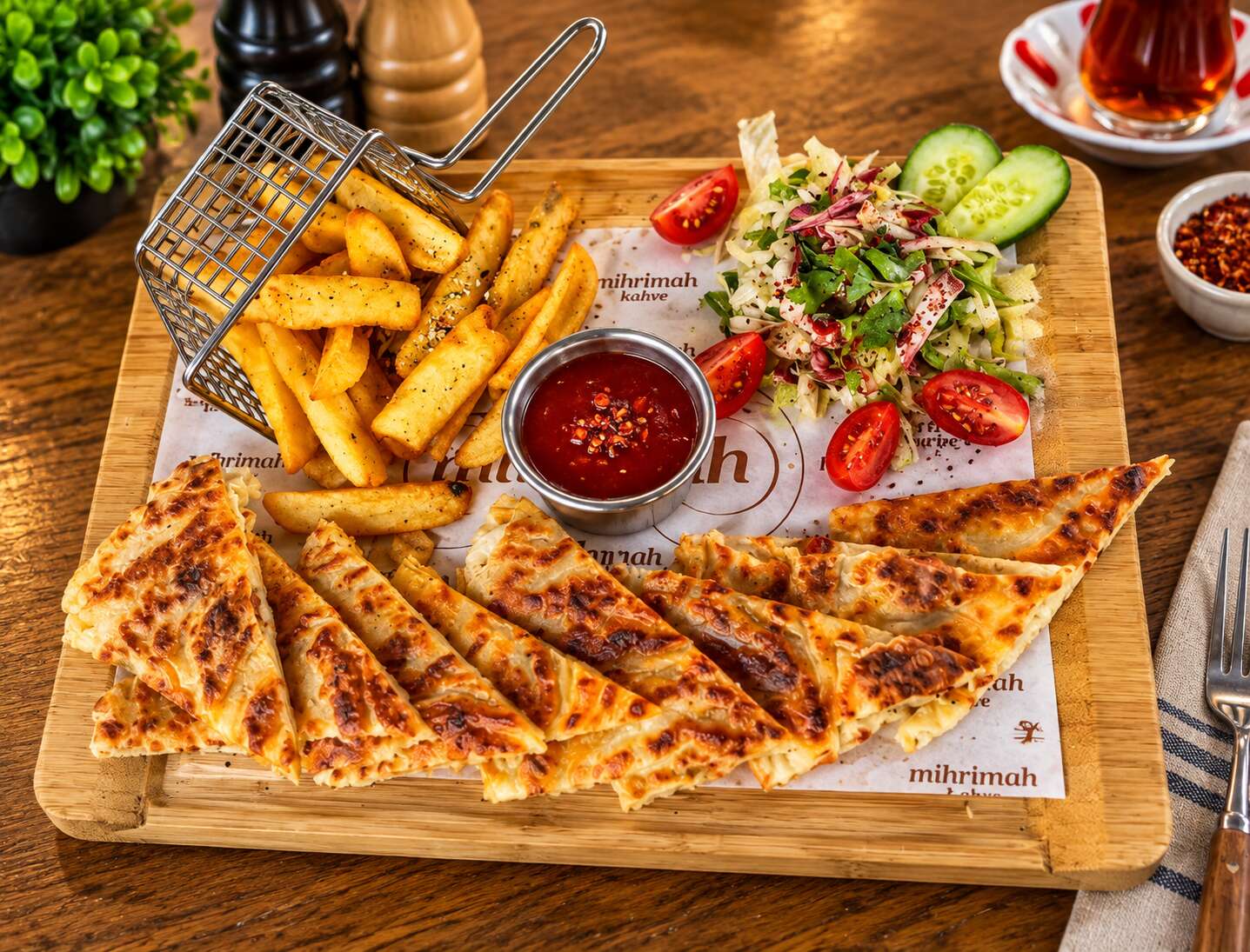 GÖZLEME TABAĞI KAŞARLI SUCUKLU