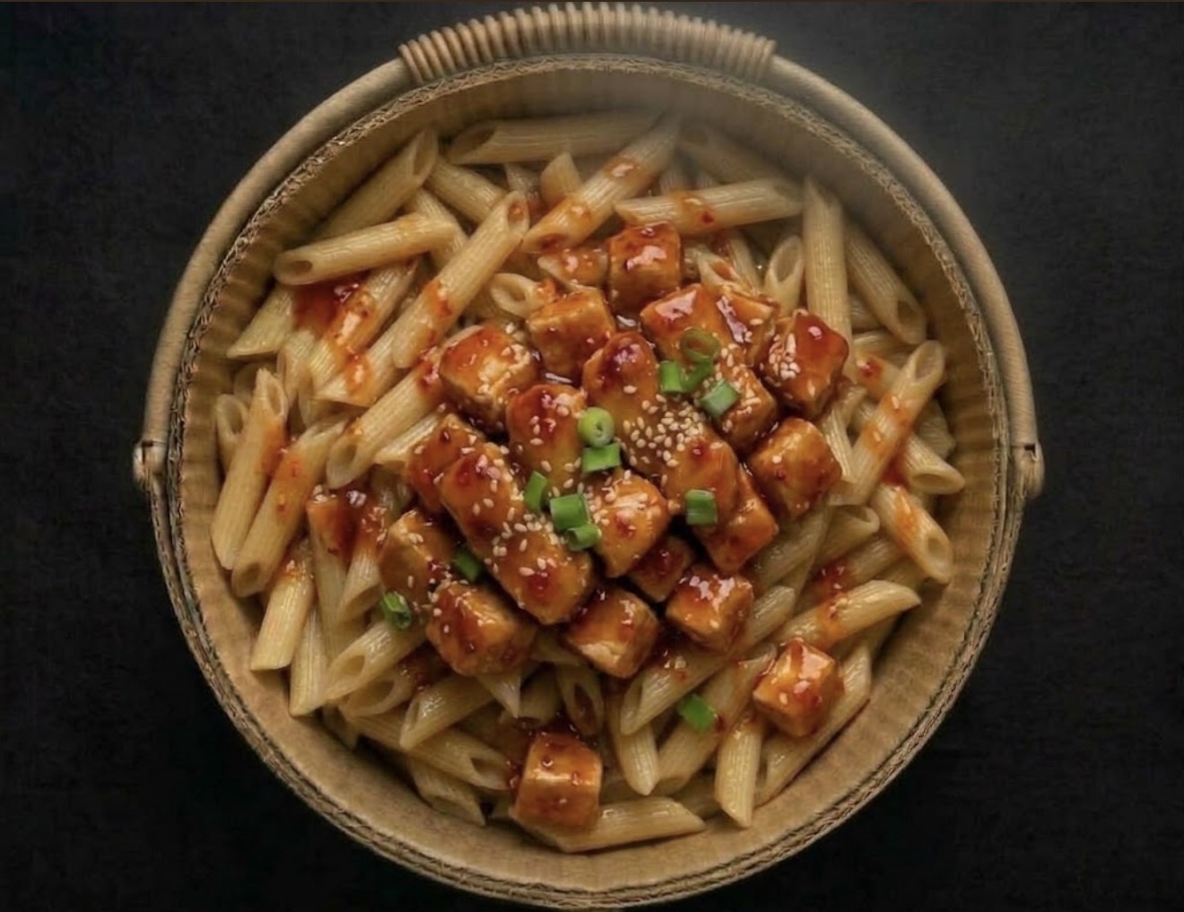 KOVADA MEXİCAN SOSLU TAVUKLU MAKARNA