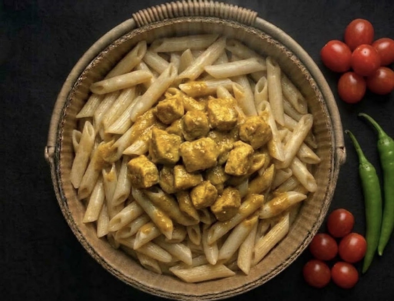KOVADA KÖRİ SOSLU TAVUKLU MAKARNA